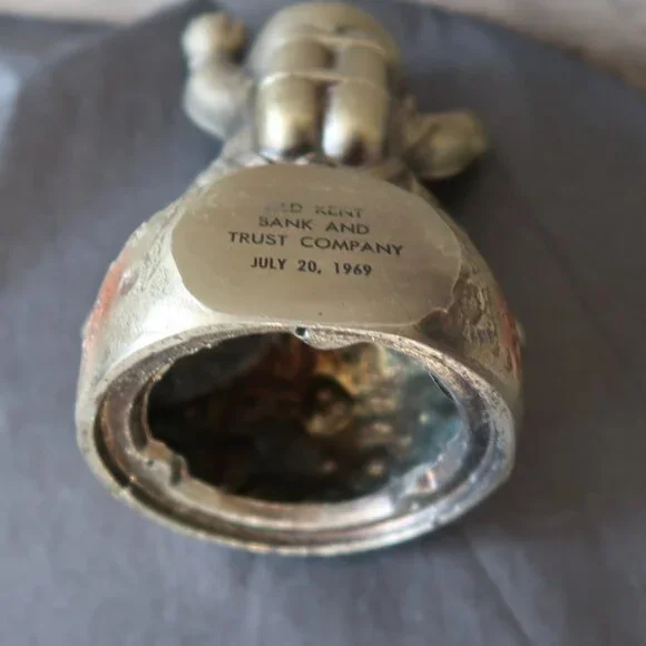 Vintage Astronaut Cast Metal Coin Bank "Man Sit and Wave on the Moon" July 1969 - Picture 11 of 12